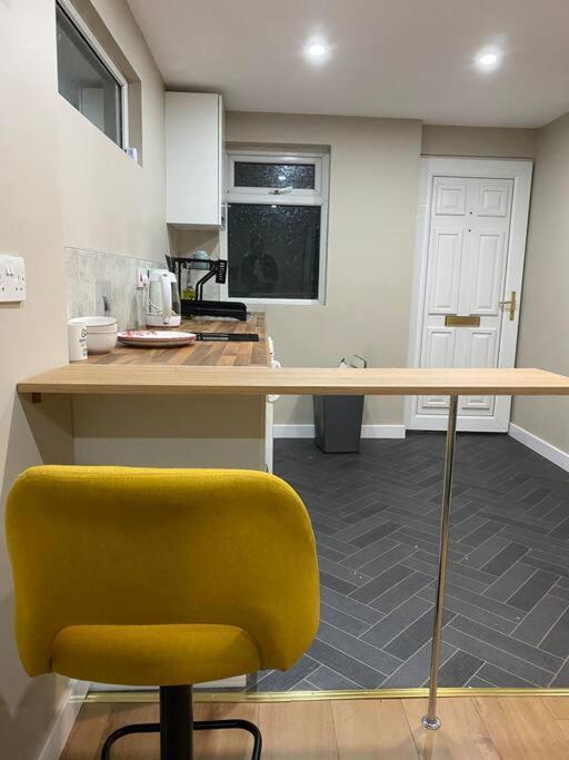 A Spacious Double Bed Studio Stoke-on-Trent المظهر الخارجي الصورة